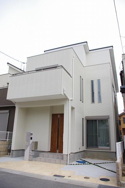 Building plan example (exterior photos).  [Our construction cases]  Exterior Photos. White was the keynote appearance is very bright impression. Simple is best guess is also merit of not Akigako.