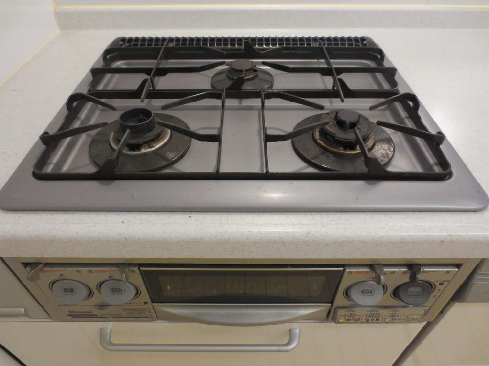 Kitchen. Care is a simple stove