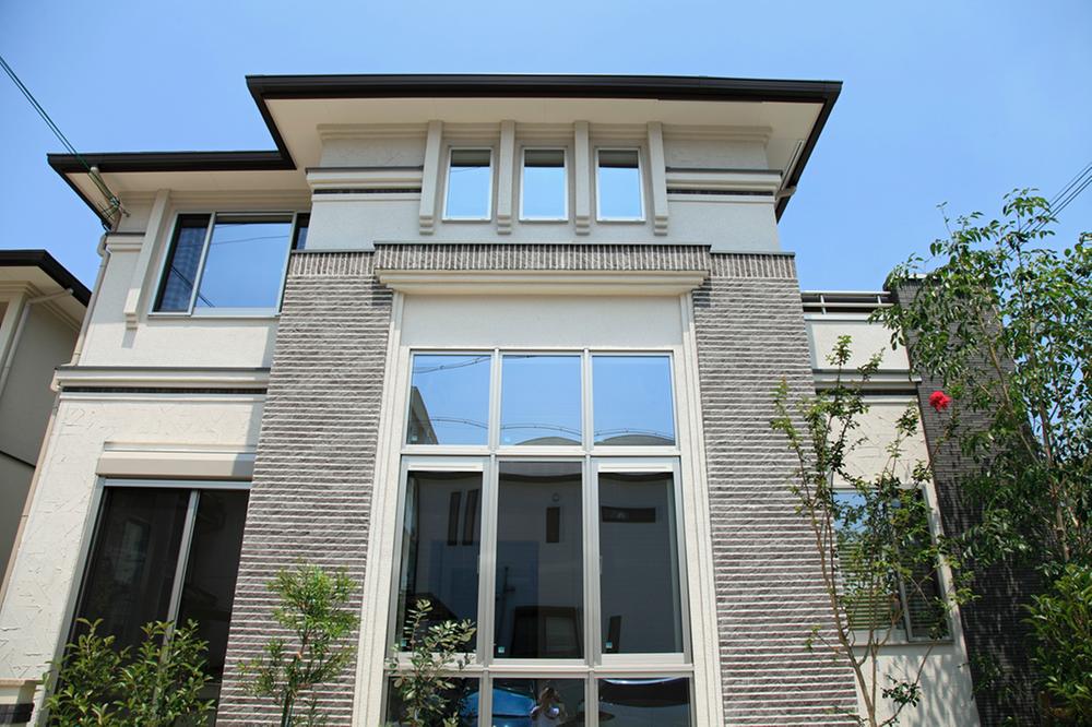 Local appearance photo. North American Prairie style of design reflects the unity and depth of the city, Richly create a beautiful landscape arranged green. ※ Appearance (08 May 2013) Shooting