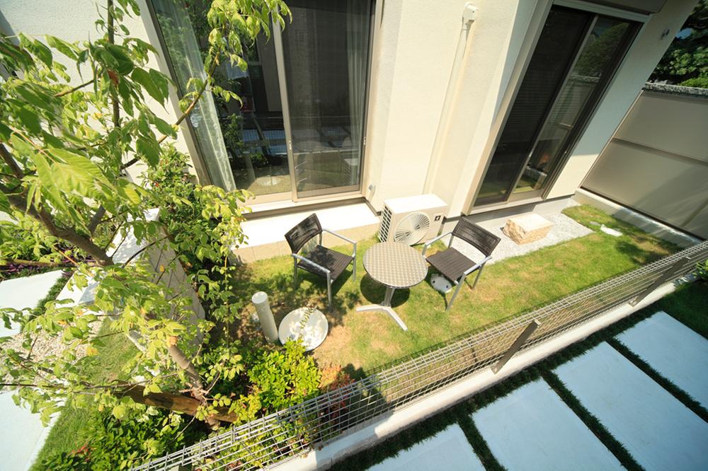 Garden. It planned also to adjacent land dwelling unit, Day, The flow of the wind, Consideration to privacy. ※ Appearance (08 May 2013) Shooting