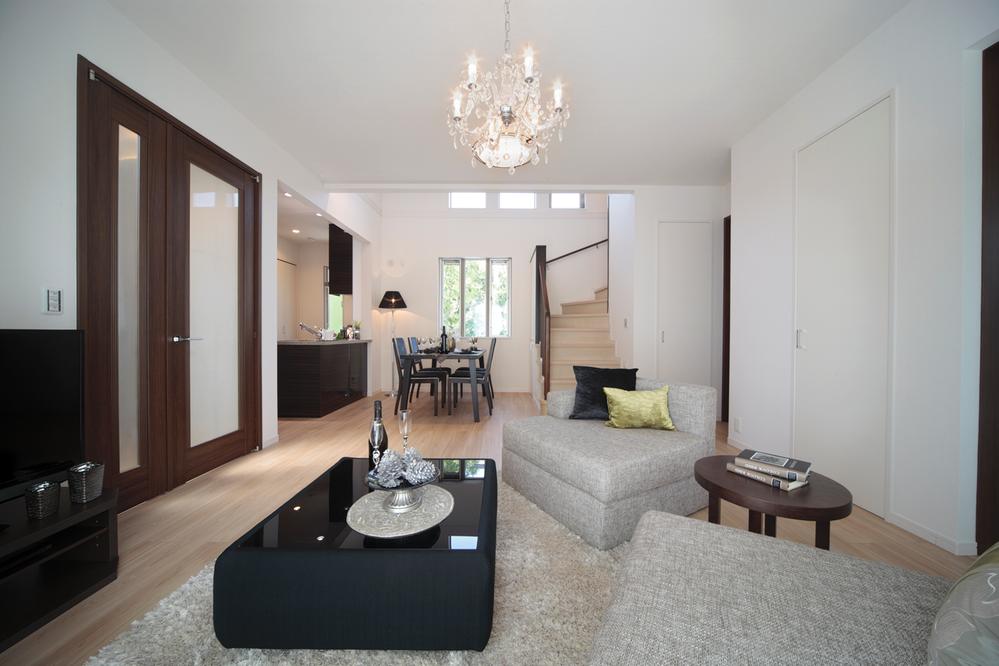 Living. Combined living staircase and atrium, Realize the space with a bright sense of liberation. ※ Indoor (08 May 2013) Shooting