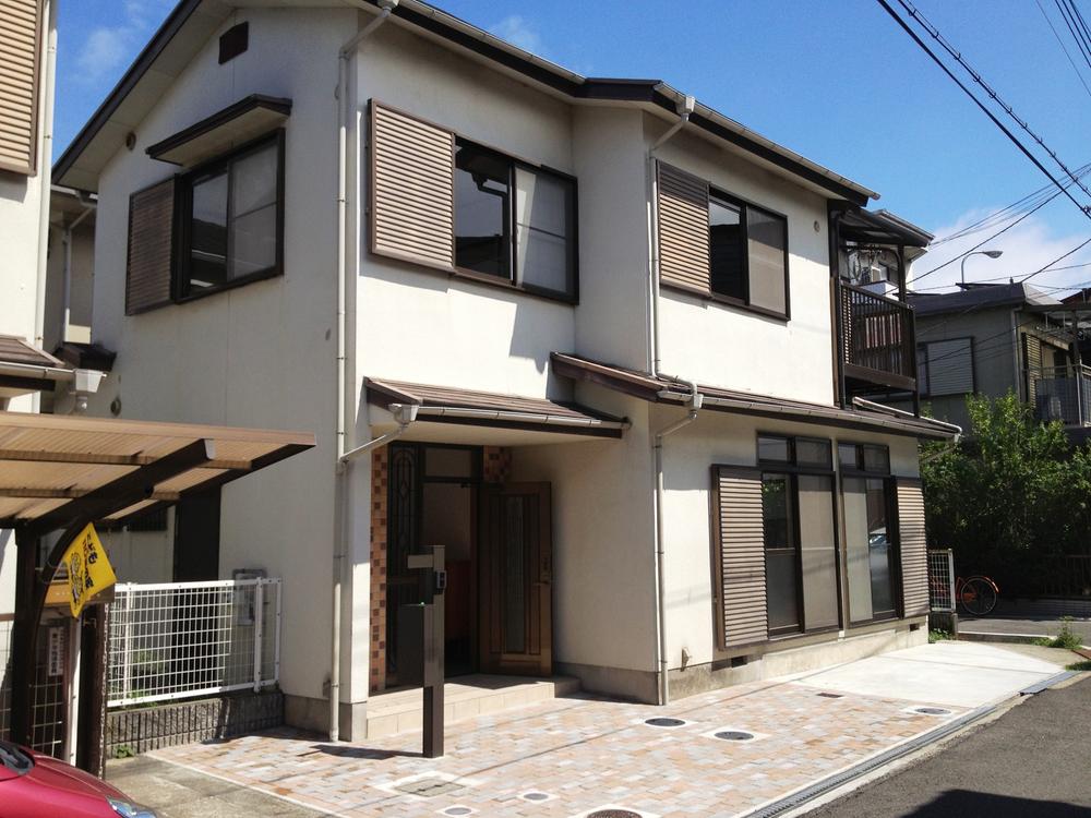 Local appearance photo. Wide and bright appearance of the frontage. Garage space with 2 car.