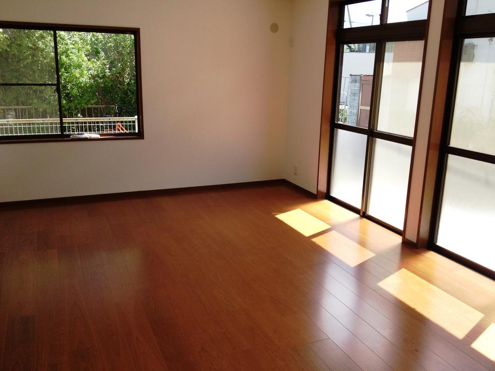 Living. All rooms renovation is settled because it is peace of mind. You can immediately preview.