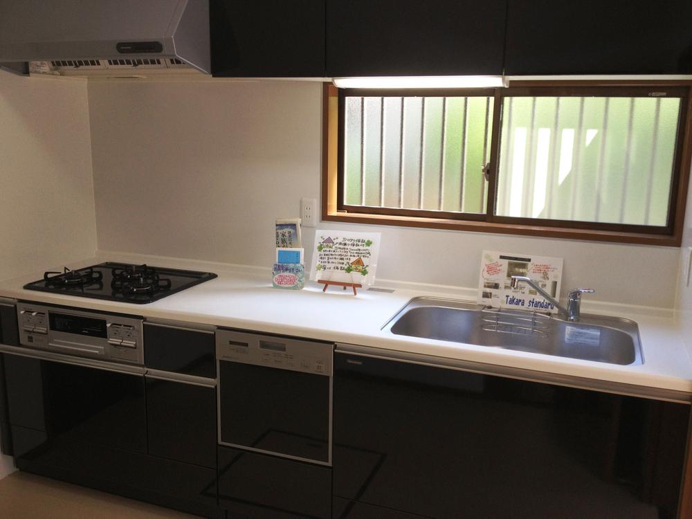 Kitchen. Daylighting lot because it is a window with a system Kitchen. It is also fun to cooking.