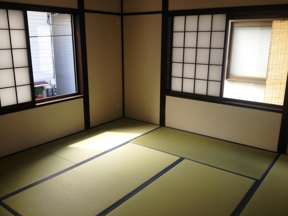 Non-living room. There is also a bright Japanese-style room.