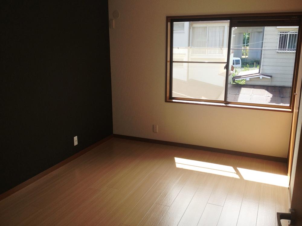 Non-living room. It is daylight preeminent rooms.