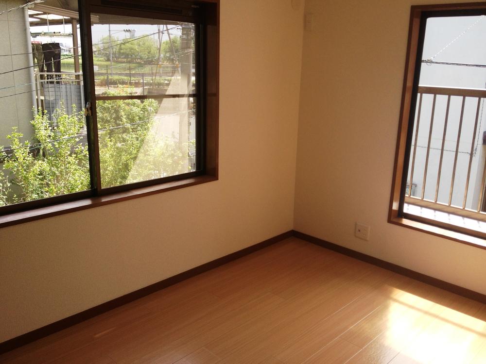 Non-living room. It is very bright with two-sided lighting.