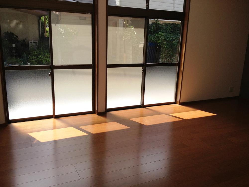 Living. It pours a pleasant sunshine.