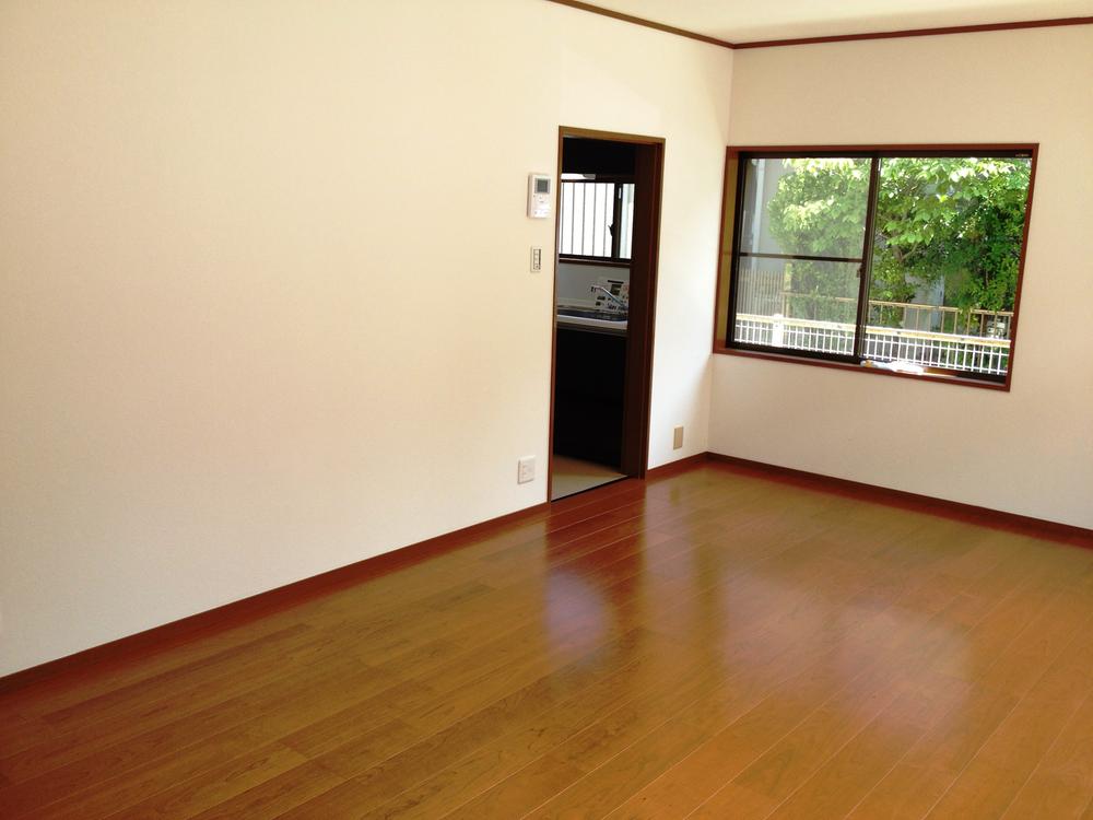 Non-living room. It is beautiful in the renovated.