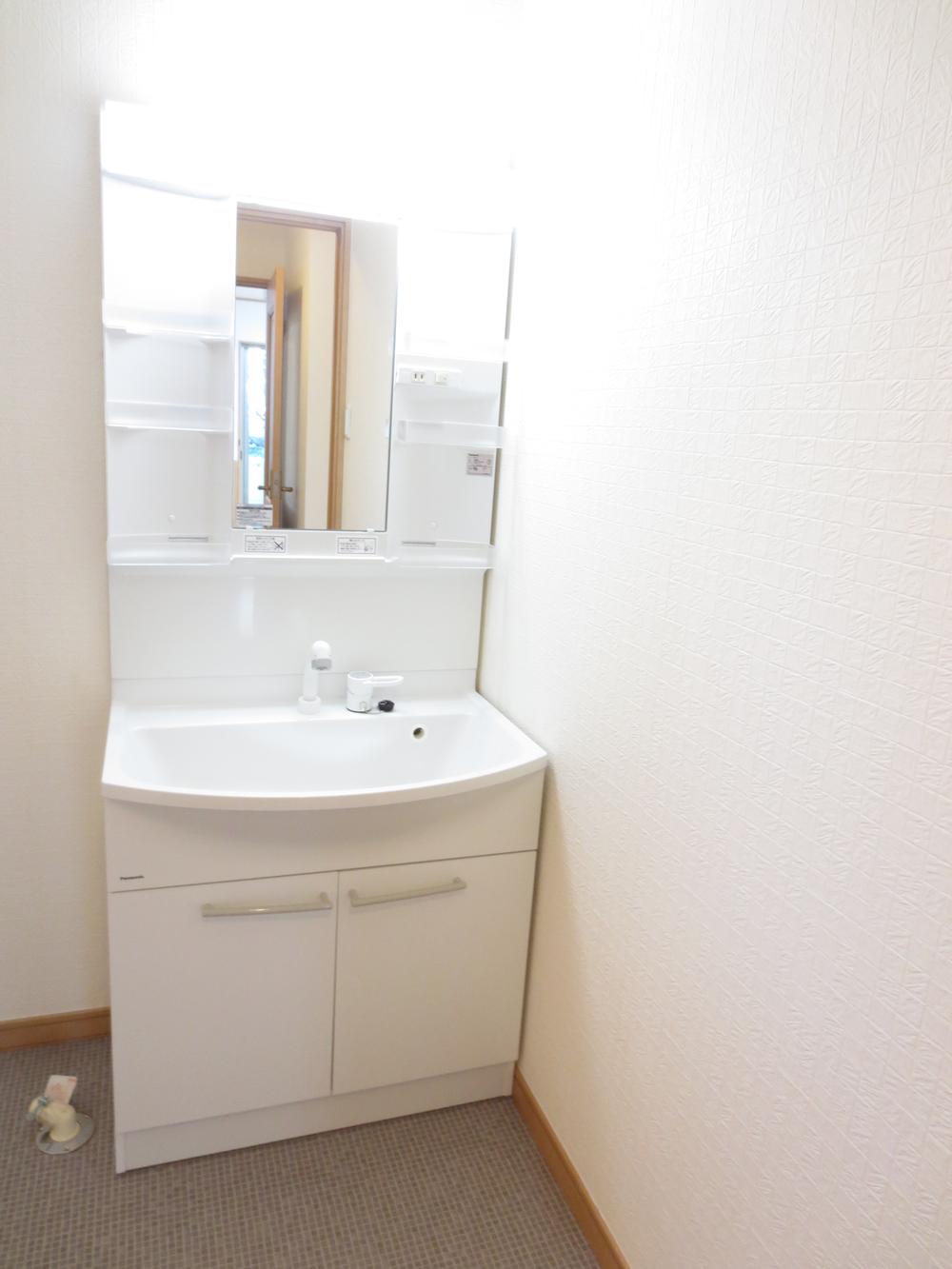 Wash basin, toilet. Exchange the wash basin of new