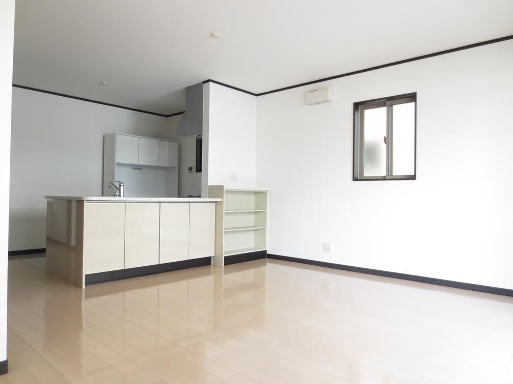 Living. To about 16 quires that LDL is spacious, You can also store plenty face-to-face kitchen back