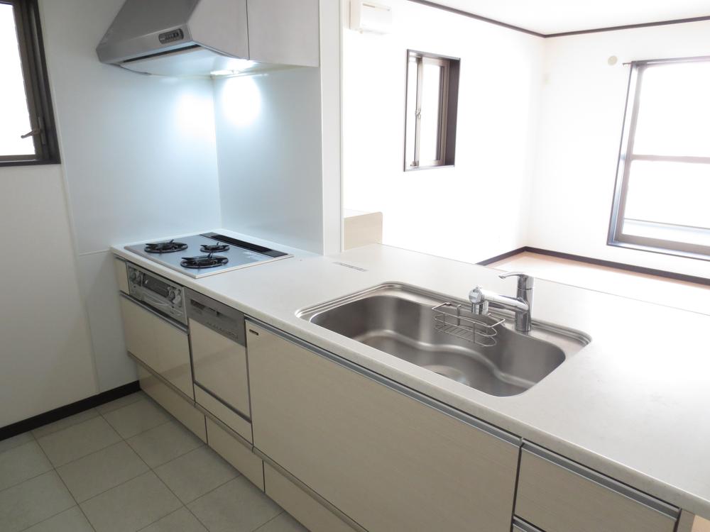 Kitchen. Stylish kitchen with a dishwasher ☆ It also impetus conversation of family (^ O ^)