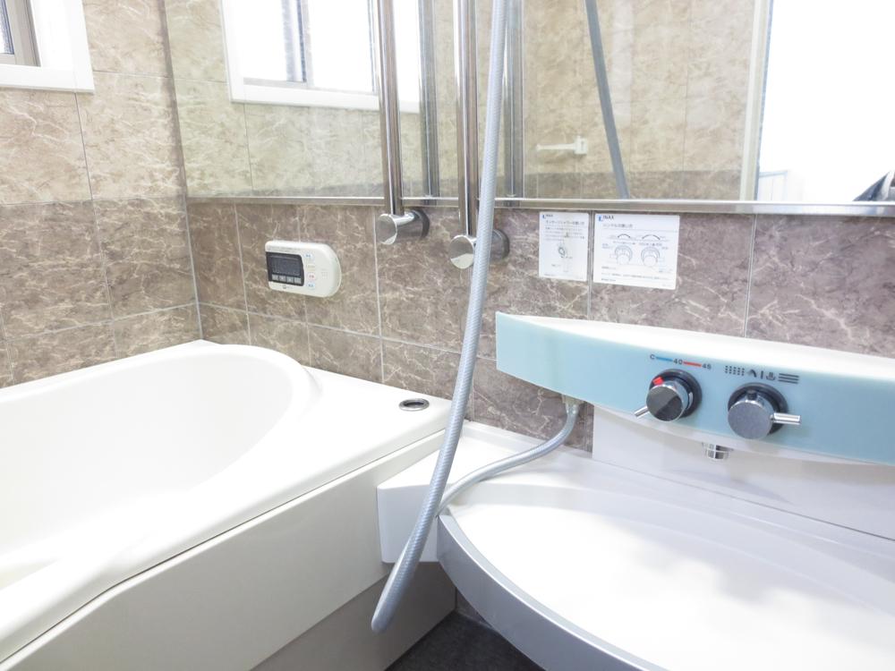 Bathroom. Enter the bright sunlight from the bathtub