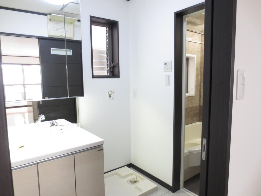 Wash basin, toilet. It comes with a big mirror in the wash basin ☆