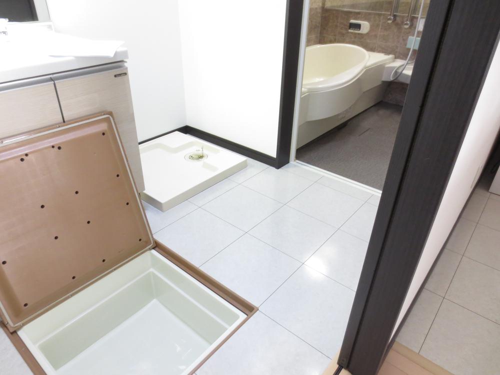 Wash basin, toilet. It was a little, It can be stored, such as cleaning tool ☆