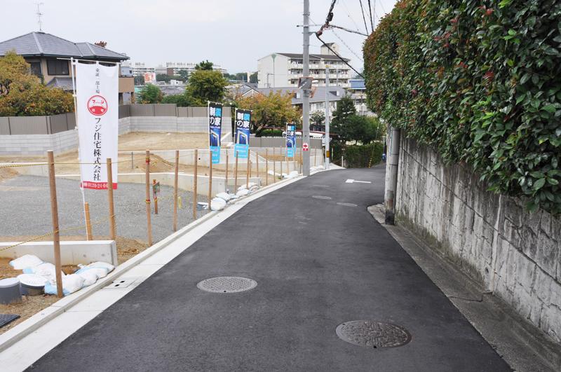 Local photos, including front road. Photographed by the local (2013 November)