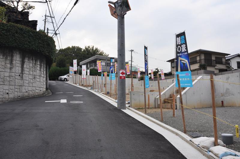 Local photos, including front road. Photographed by the local (2013 November)