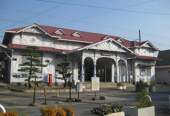 Streets around. Nankai Main Line up to 700m Nankai Main Line "Hamaderakoen" station "Hamaderakoen" station, 9 minute walk. The design of the Kingo Tatsuno, Wooden single-story of the station building, which was built in 1907, It is registered in the country of registration tangible cultural property in 1998. 1st Kinki station hundred election selection station.