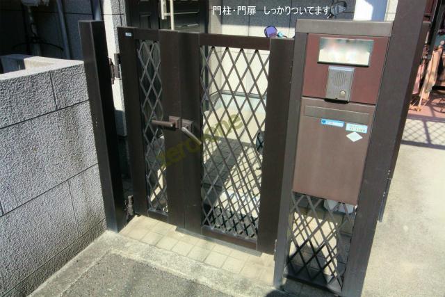 Local appearance photo. Gatepost ・ Gate also comes with a November 1995 construction For indoor clean your.