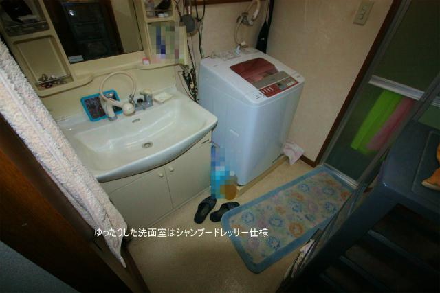 Wash basin, toilet. The wash room of the spread comes with a shampoo dresser