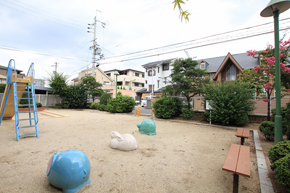 park. 1 minute walk 10m to the park