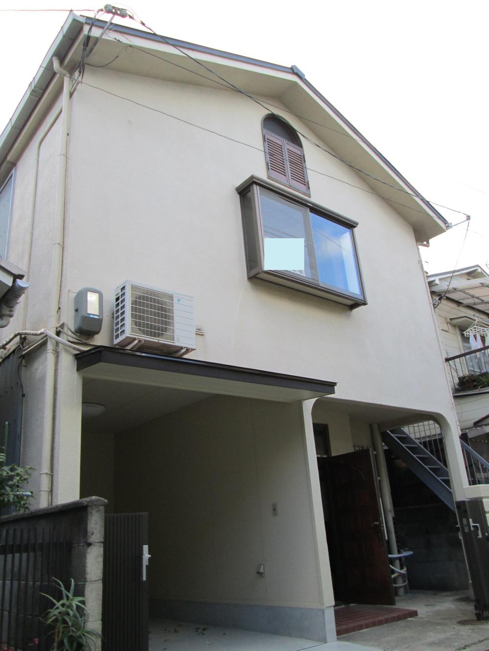 Local appearance photo. Spacious house frontage.