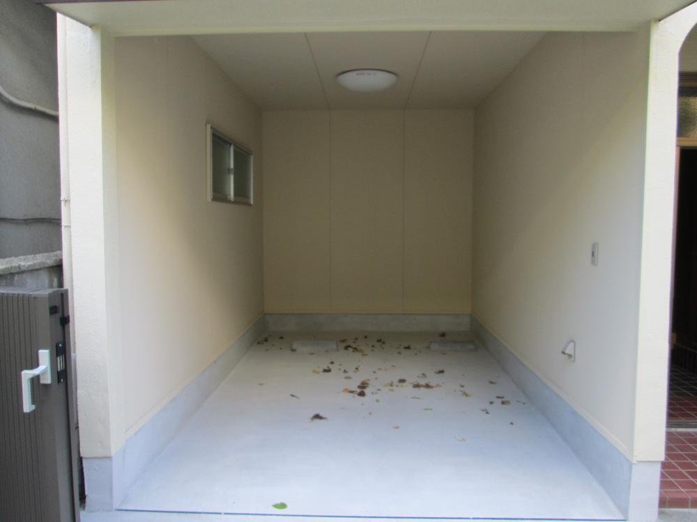 Parking lot. Since it is a built-in garage, You can also reduce car of pain.