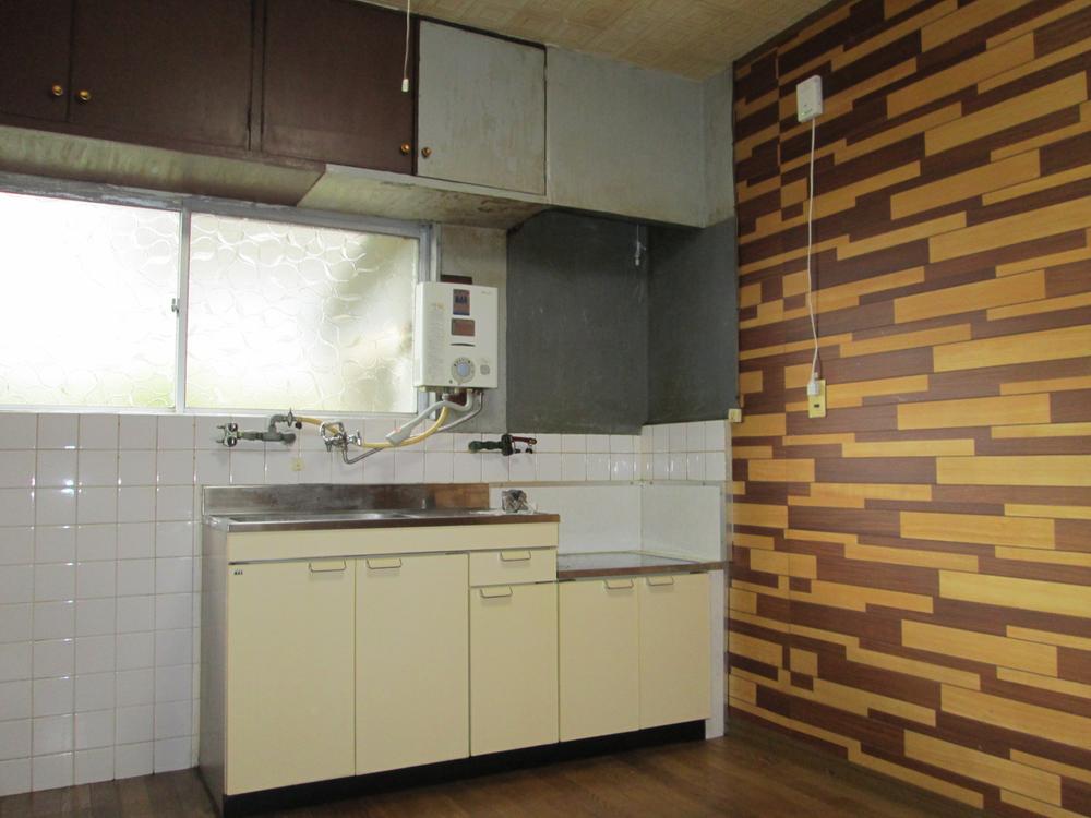Kitchen. Dining space can be used widely since the wall with type.