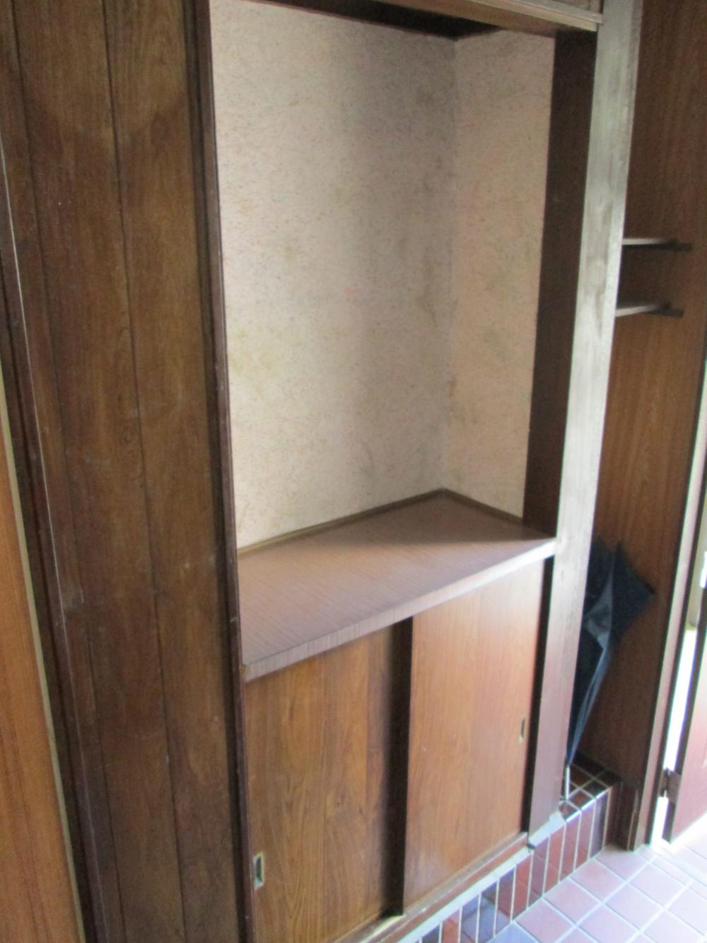 Entrance. It is the front door storage is happy.