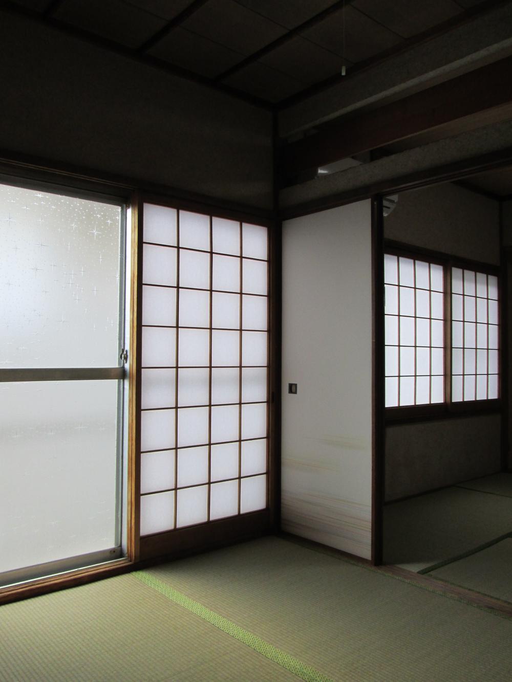 Non-living room. A very wide space and connect the Japanese-style room.