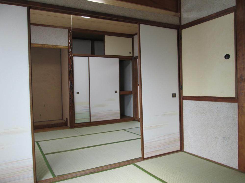 Non-living room. Lighting is good rooms.