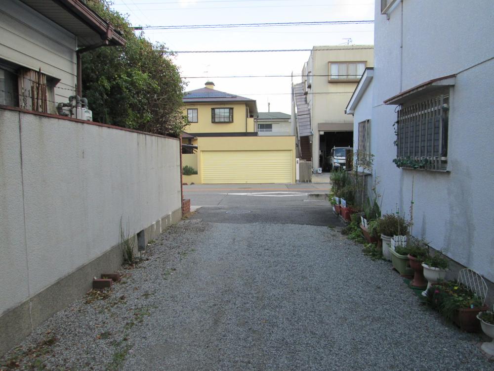 Local photos, including front road. It is less front road the car street.