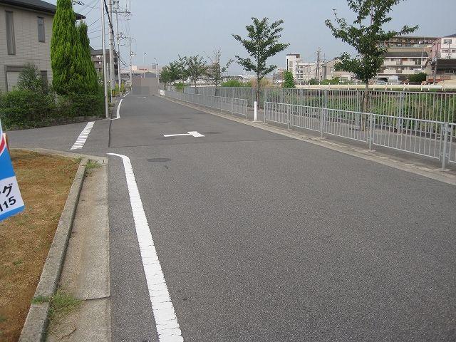 Local photos, including front road. Front road 6m or more