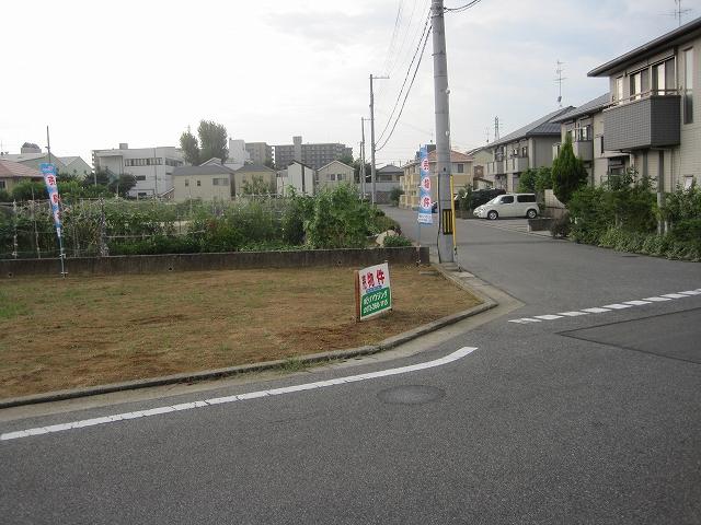 Local photos, including front road. Free design