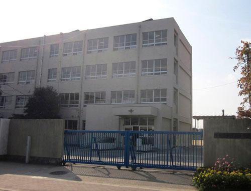 Primary school. Municipal Hamadera 110m walk 2 minutes to the east elementary school. There right in front of you across the road. It also safe to school children and so close