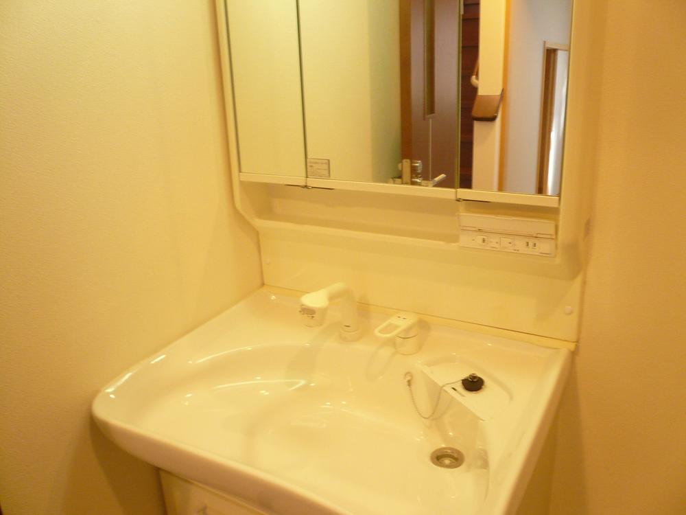 Wash basin, toilet. The wash basin has also attached shampoo dresser