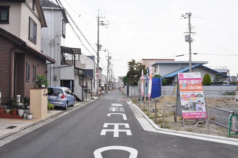 Local photos, including front road. Photographed by the local (2013 November)