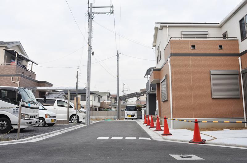 Local photos, including front road. Photographed by the local (2013 November)