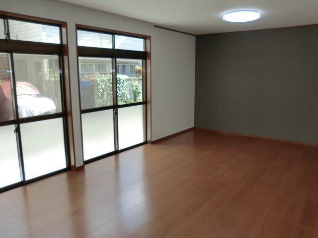 Living. Large sweeping windows has become a large living of 15.7 quires that are also attached two ☆ 