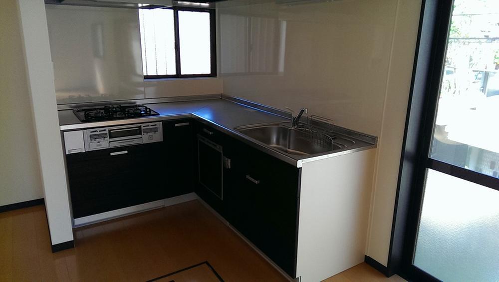 Kitchen. Indoor (12 May 2013) Shooting L-shaped kitchen with a dishwasher Replaced with a new one