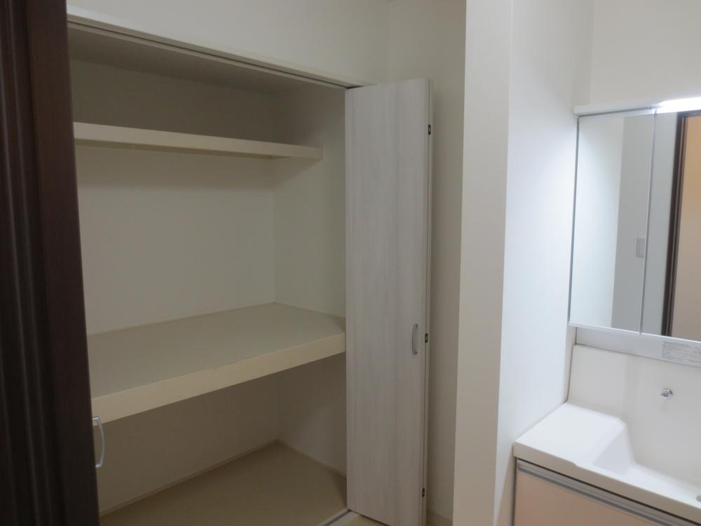 Receipt. It is a basin next to the spacious storage