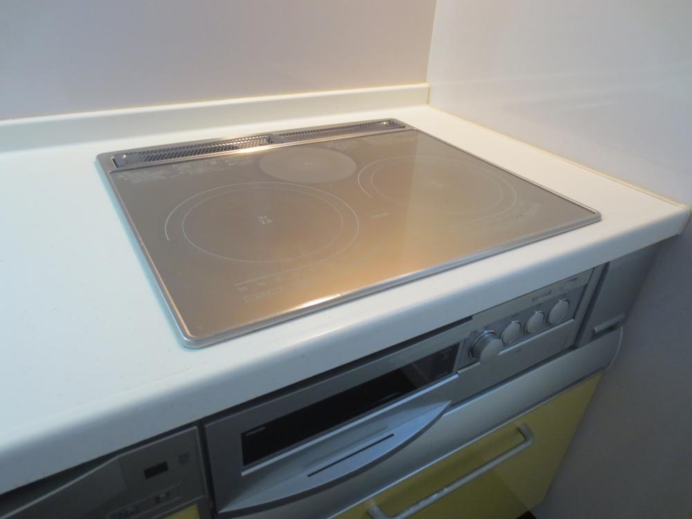 Kitchen. Easy to clean with IH stove