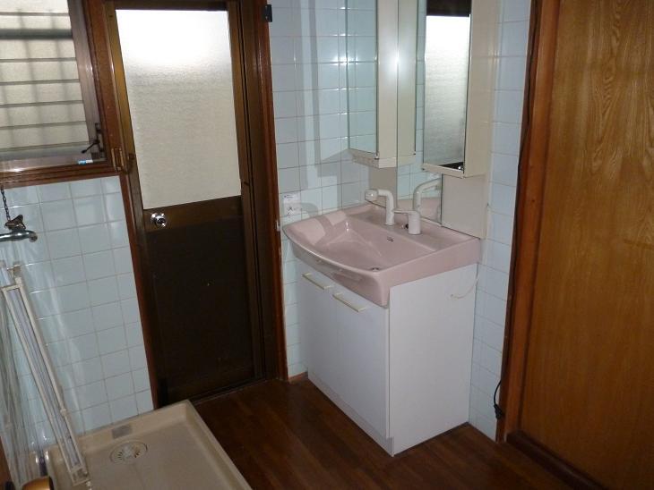 Wash basin, toilet. Indoor (11 May 2013) Shooting