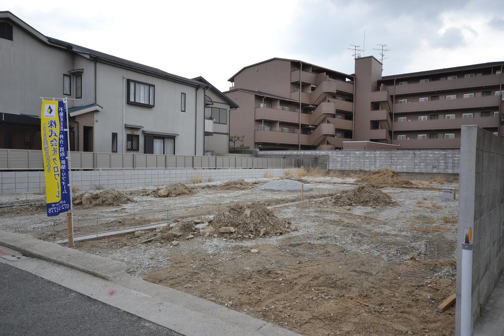 Local photos, including front road. Local Current Status