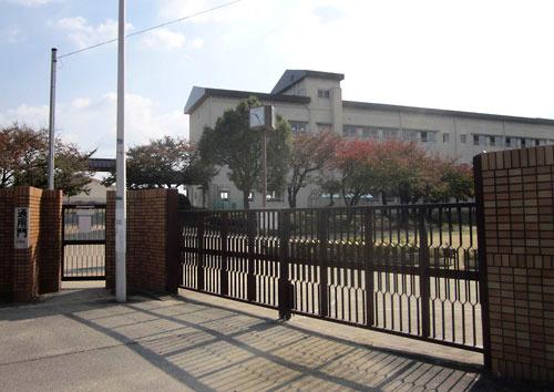 Junior high school. Municipal Hamadera distance of 900m walk 12 minutes to the junior high school