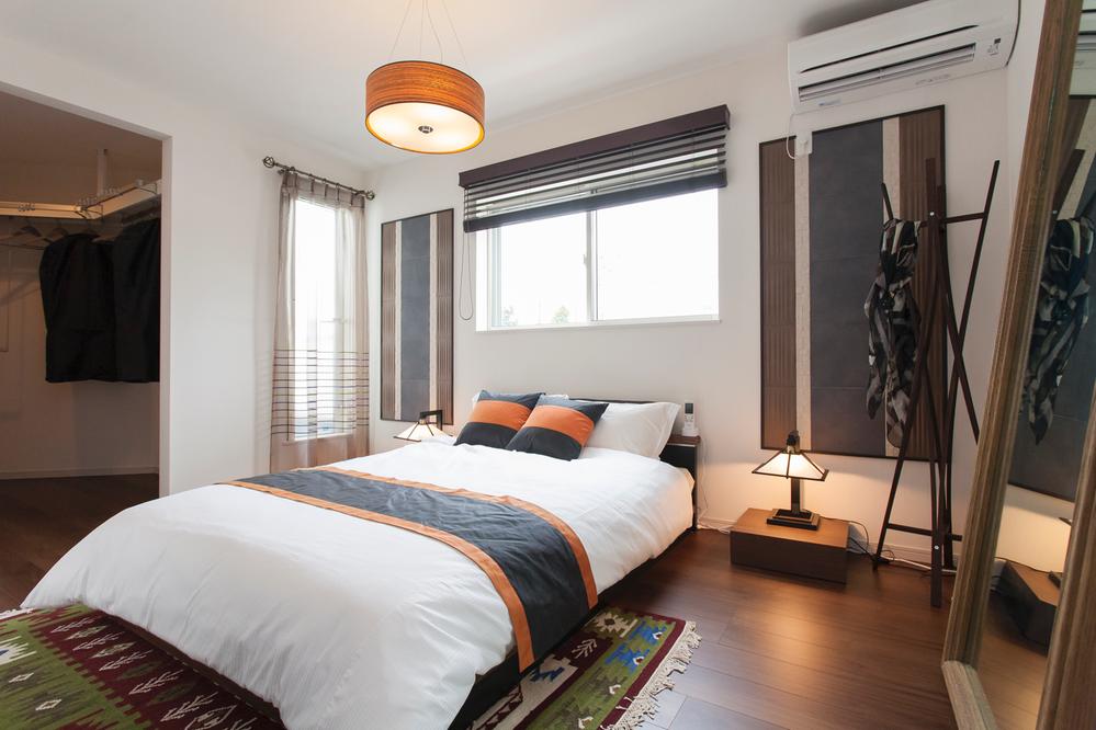 Other local.  [Local model house No. 1 destination bedroom] Master bedroom with a sense of openness. Walk-in closet in the back