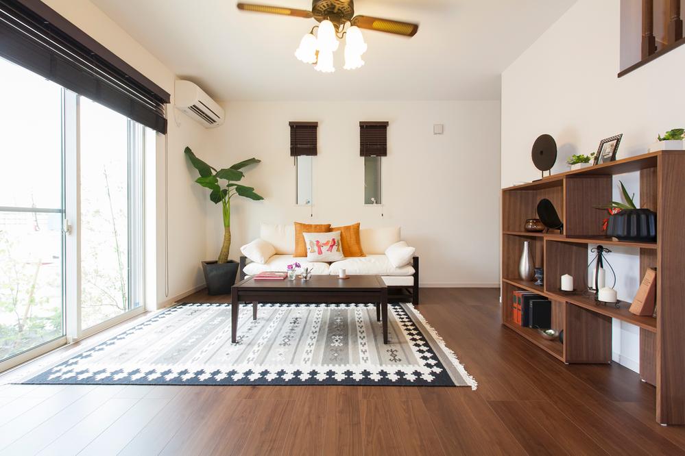 Model house photo.  [Local model house published in] Spacious living gather in the family is very important As our example of construction, Please by all means to reference because the local model.