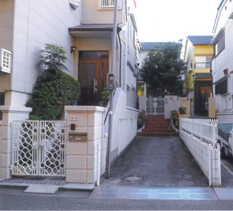 Local photos, including front road. Local (11 May 2013) can be taken two parking