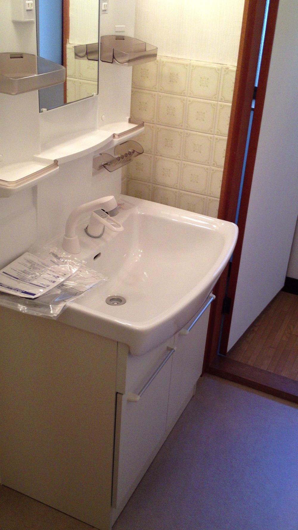 Wash basin, toilet. Indoor (12 May 2013) Shooting