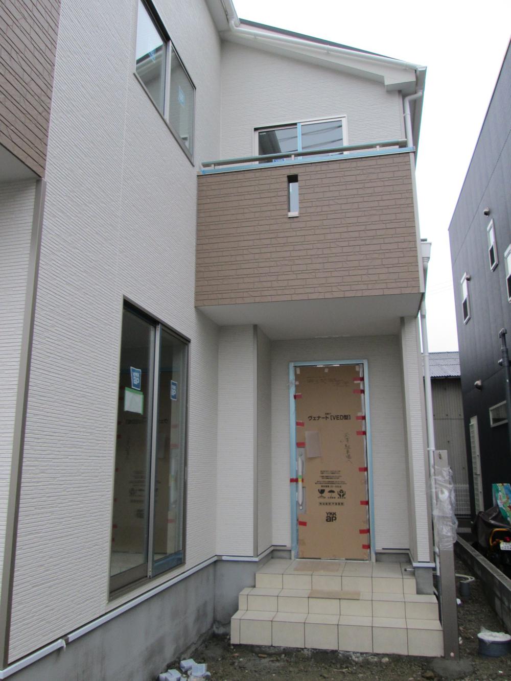 Local appearance photo. Large with parking. 1BOX car is also OK.